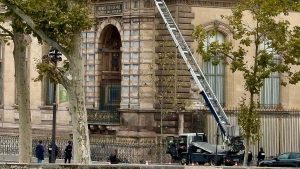 El fabricante del montacargas usado en el robo del Museo Louvre publicitó su aparato: “Hacerlo rápido”