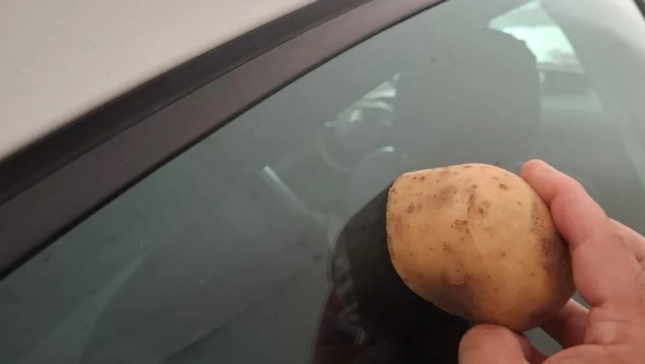 El truco de la papa para los vidrios del auto. 