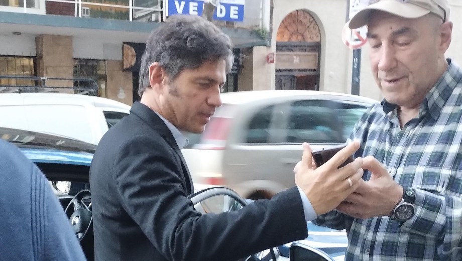 El gobernador Kicillof al llegar al domicilio de Cristina Kirchner. (Foto: EGMFotos)