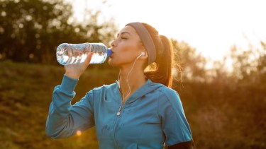 Los increíbles beneficios de tomar agua con los ojos cerrados: “amplificador natural de la energía mental” 