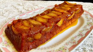 Budín de manzana saludable en la licuadora: sin harina, sin azúcar y listo en pocos minutos