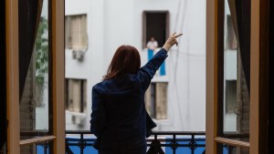 «Búnker a cielo abierto»: Cristina Kirchner recibió a una multitud en Constitución este domingo de elecciones