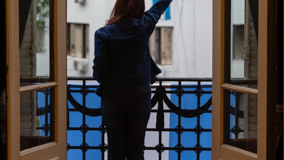 Cristina Kirchner saludando desde su balcón a los militantes en la convocatoria del 26 de octubre de 2025. (Gentileza).