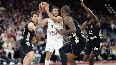 Facundo Campazzo metió un triple increíble y se lo anularon: de espaldas y en su propio campo