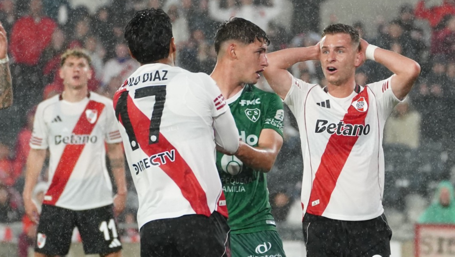 Agotó el crédito. Un jugador del Millonario quedó marcado luego de la cuarta caida en el torneo. (Gentileza Ole)