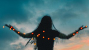 Qué significa soñar con personas fallecidas y cómo proteger la energía en Halloween