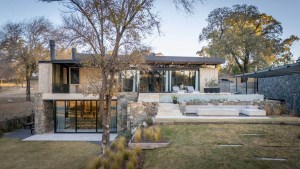 Un increíble refugio de cara al lago en las sierras de Córdoba