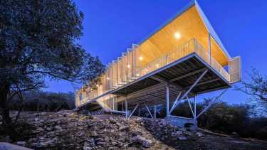 La casa en las nubes asombra en las sierras de Córdoba