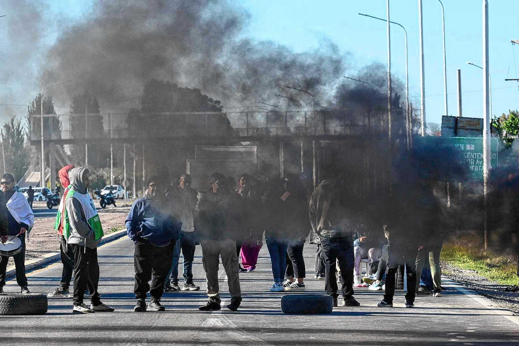 Levantaron el corte de la Ruta 7 en Centenario: el reclamo de ATE Salud ...