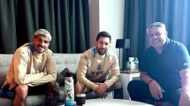 Imagen de Chiqui Tapia posó con Lionel Messi y Rodrigo De Paul en la previa de un nuevo amistoso: «Tridente con aura»