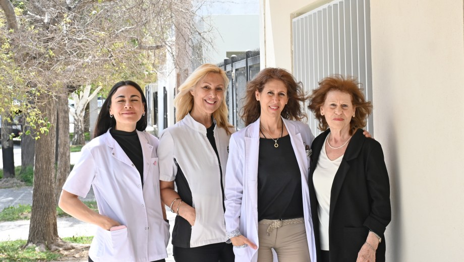 El equipo está conformado por Emilia Monsalvez, médica funcional orthomolecular; Patricia Domenichini, medicina integrativa y epigenética y María Angélica Dezilio, cito e histotecnóloga. Foto: Florencia Salto. 