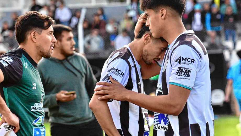 La desazón de los jugadores de Cipolletti tras la eliminación en el Federal A. (Foto: Matías Subat)