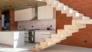 El sueño de la casa propia, un lote angosto y una solución creativa en la meseta de Neuquén