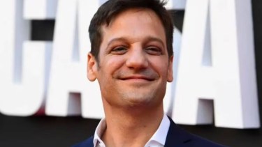 Rodrigo de la Serna saludó a los bomberos de Bariloche mientras grababa para Netflix: el video