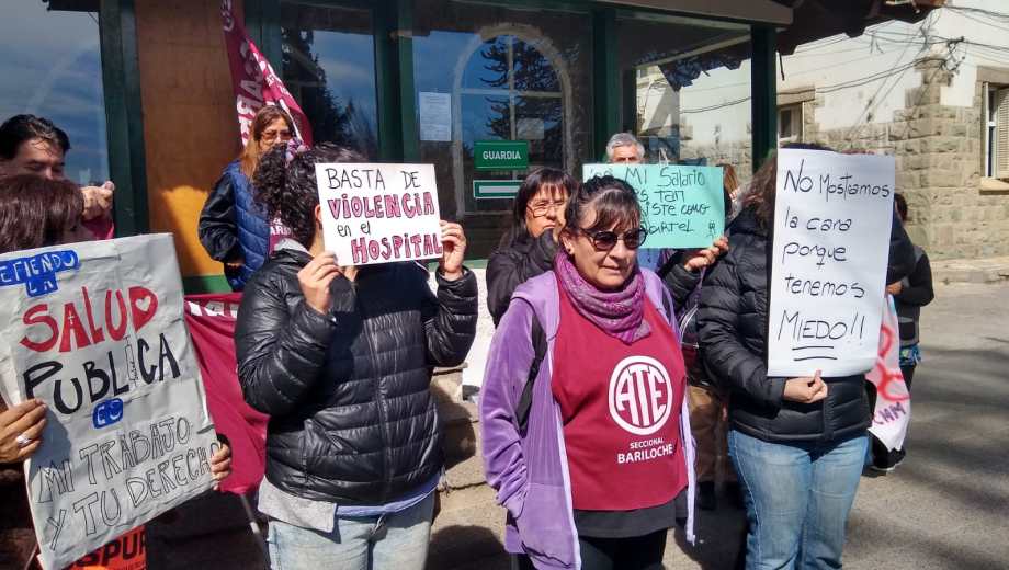 ATE expuso ante la prensa que hay tres denuncias por violencia laboral y de género contra el director del hospital de Bariloche. Foto: Chino Leiva