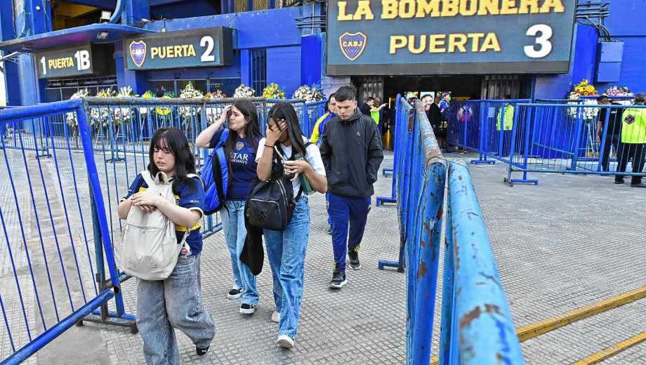 Hinchas de diferentes equipos asisten al velorio de Miguel Ángel Russo.