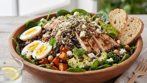 Ensalada proteica y energética: la opción ideal para cenar liviano, descansar mejor y levantarse con más energía