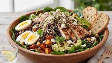 Ensalada proteica y energética: la opción ideal para cenar liviano, descansar mejor y levantarse con más energía
