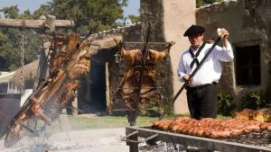¡Es de Argentina! El pequeño pueblo donde el asado criollo es cultura y la tranquilidad, un estilo de vida