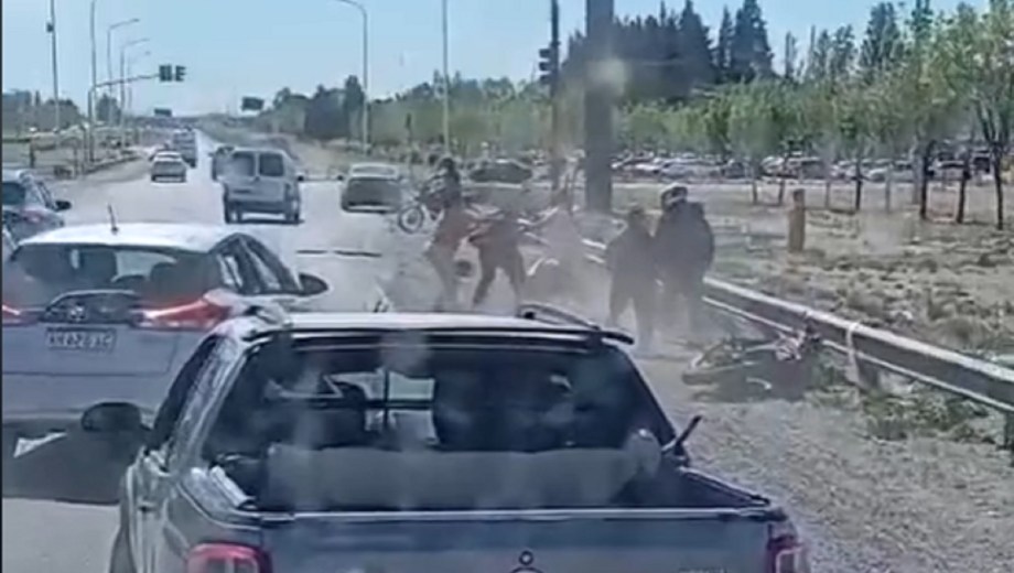 Graves hechos de violencia en la Ruta 7 en Neuquén. (Gentileza).