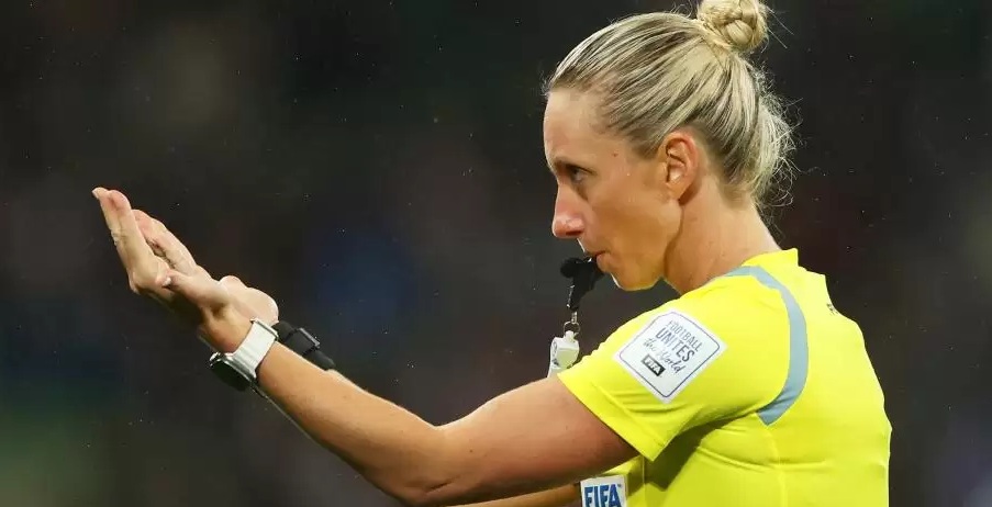 Tori Penso, árbitra estadounidense que rompió barreras en el fútbol actual.