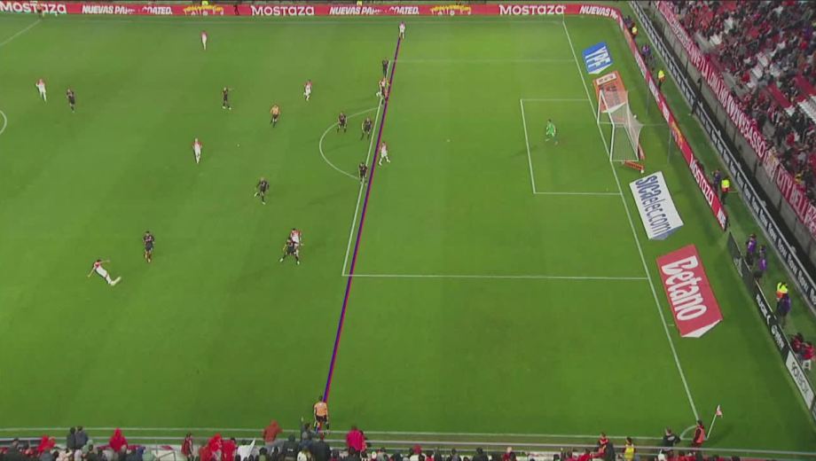 Las líneas que trazó el VAR generaron polémica.