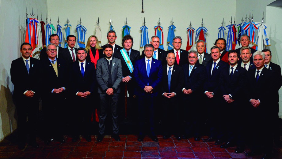 Milei junto a los gobernadores firmantes del Pacto de Mayo.
