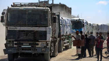 Tensión entre Israel y Hamas: la lenta entrega de rehenes amenaza con romper el frágil alto el fuego