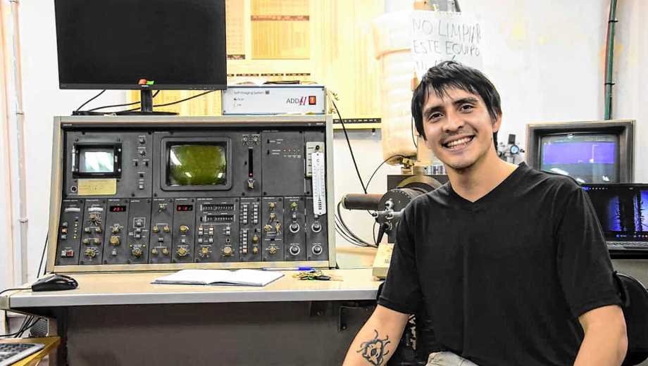 Gonzalo Cofre junto al microscopio electrónico de barrido con el que investigó, es de la década del 80. Foto: Cecilia Maletti.