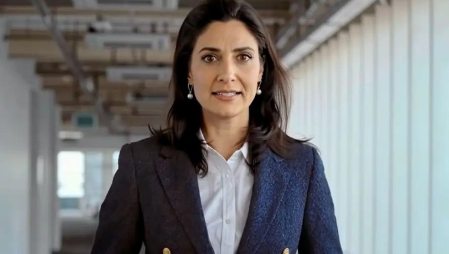 Conductora creada con IA. 