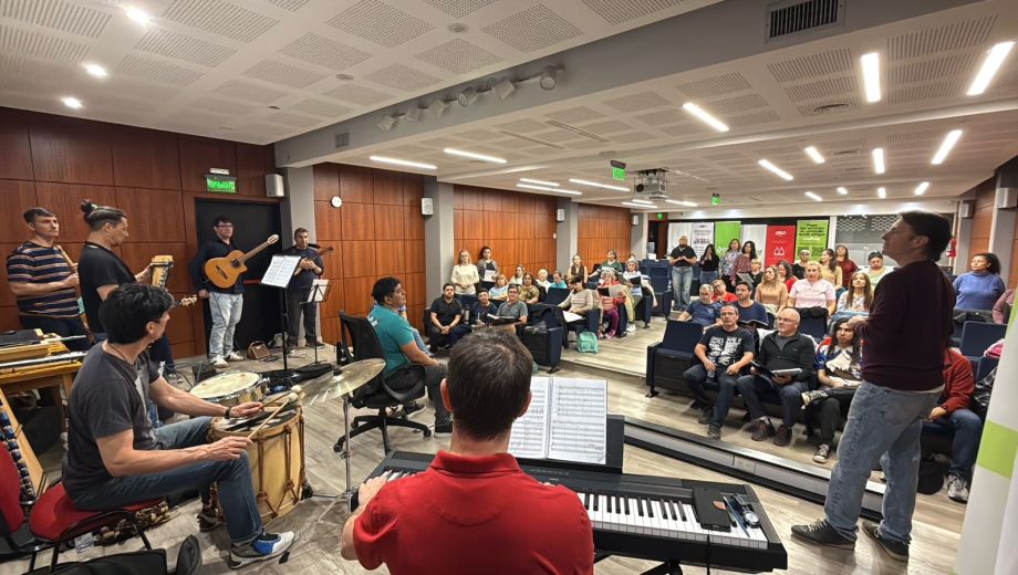 Ensayo general. El Ensamble Instrumental Andino de Plottier, el coro de Calf dirigido por Damián Cazeneuve; el guitarrista Jorge Navarrete; el cantante José Luis Michelena; y el pianista Emilio Peroni.