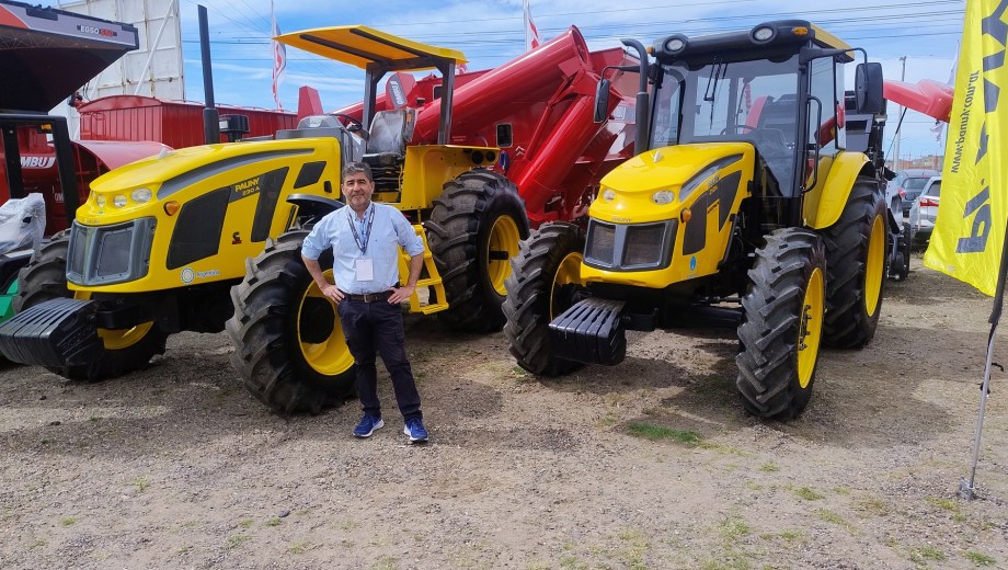 Claudio García, de Agropack Patagonia, en la muestra que montaron en la Expo Rural de Choele Choel. (Foto: Miguel Vergara)