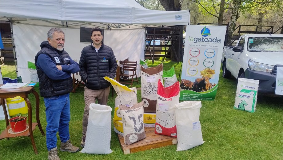 Heriberto Martínez, de La Gateada SRL. junto a su hijo que también participa en la empresa.