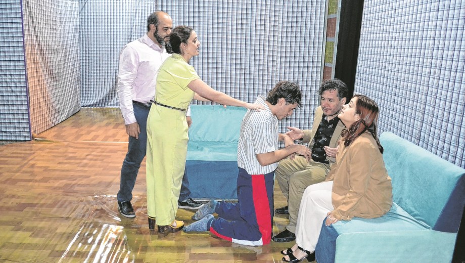 Actúan Carolina Sancho, Ornella Gaggiotti, Chacho Prunetti, Fernando Lesa Brown y Max de la Parra; produce Crash Teatro. Gentileza.