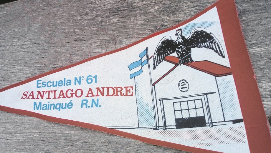 El recuerdo del primer espacio educativo, con el emblema del cóndor. Foto: Gentileza. 