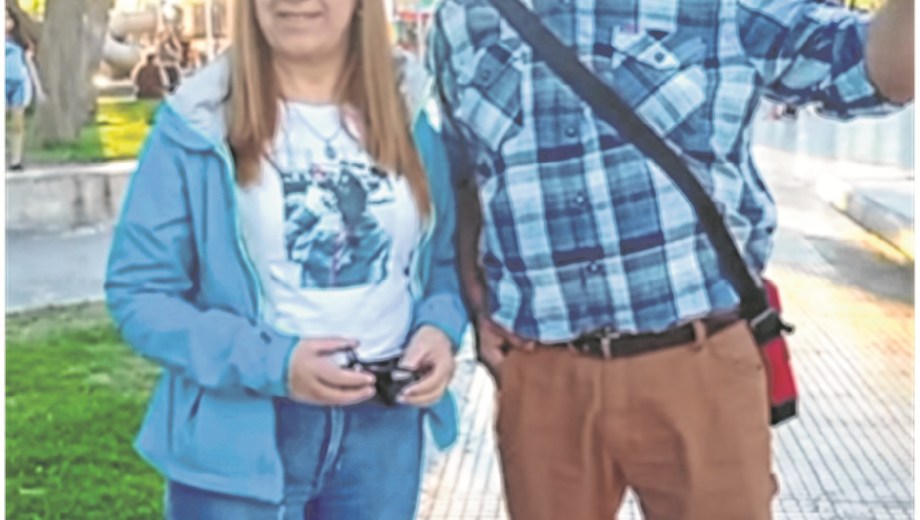 Gloria Ruiz y Carlos Cides hacen campaña en la plaza de Plottier