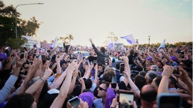 Javier Milei en Paraná, tras los incidentes en Santa Fe: reunió a sus seguidores y se mostró junto a Frigerio