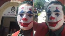 Imagen de Elecciones 2025: un hombre quiso votar disfrazado de “El Joker” y no lo dejaron