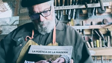 «La poética de la madera»: un libro que nació en el corazón del bosque patagónico de Río Negro