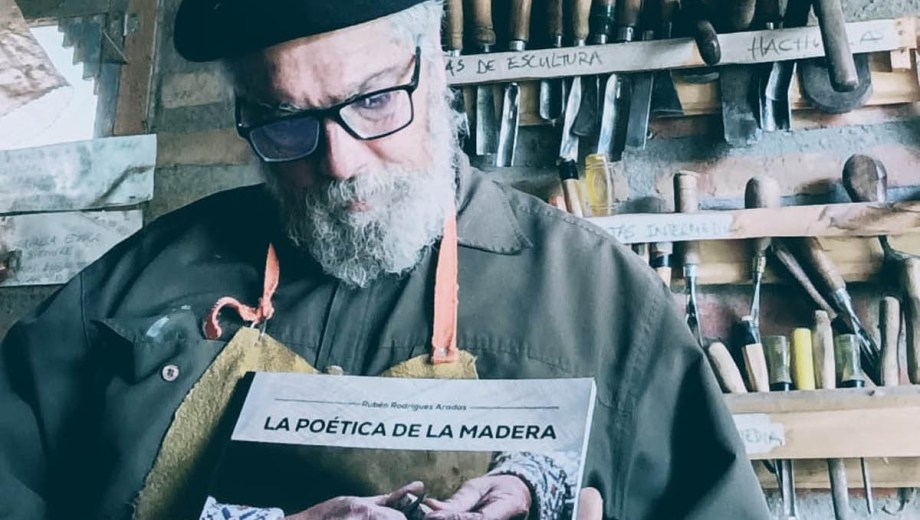 Rubén Rodriguez logró terminar la obra que hace meses escribe, entre clases y tallas. Foto: gentileza. 