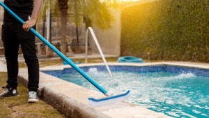 Trucos para limpiar la pileta y dejarla lista para el verano