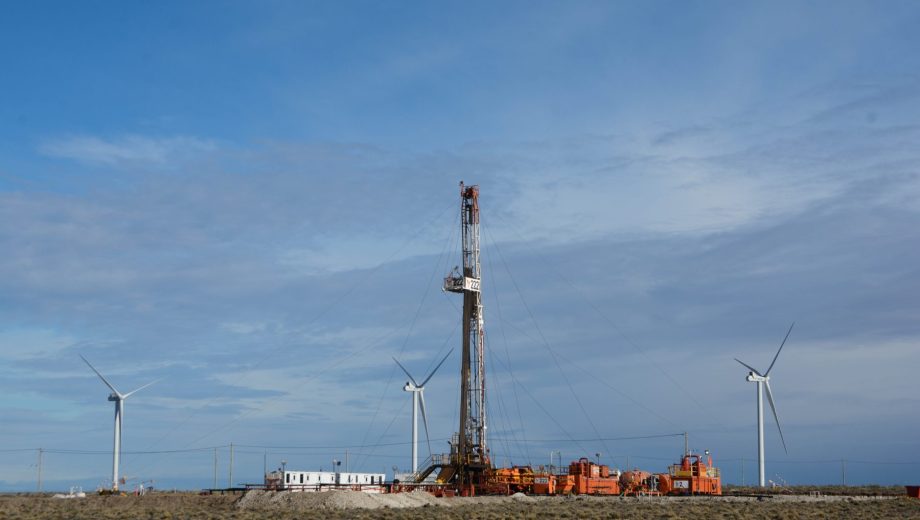 Para la consultora internacional, el petróleo y el gas seguirán siendo clave por varias décadas más.