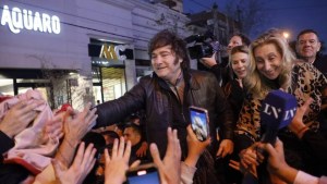 Javier Milei improvisó un acto en la calle en Mar del Plata: tensión, cruces y gestos de unidad