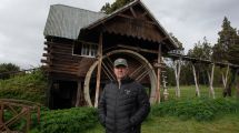 Imagen de Construyó la réplica de un molino antiguo que produce harina, funciona como museo y guarda la memoria galesa de Trevelin
