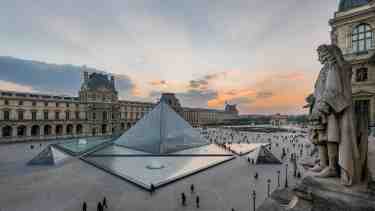 Robo al Louvre de París: cómo fue el golpe de 7 minutos con una grúa para llevarse las joyas de Napoleón