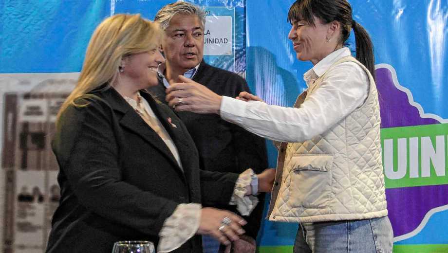 Julieta Corroza junto a Karina Maureira y Rolando Figueroa el domingo pasado. Foto: Oscar Livera. 