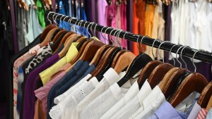 Del shopping a la app del celular: dónde y a qué precio eligen comprar la ropa los argentinos 