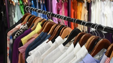 Del shopping a la app del celular: dónde y a qué precio eligen comprar la ropa los argentinos 