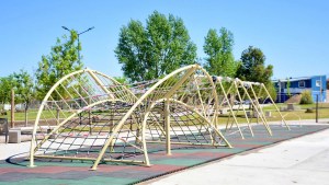 Las millonarias plazas temáticas están en plena instalación en el centro y los barrios de Neuquén