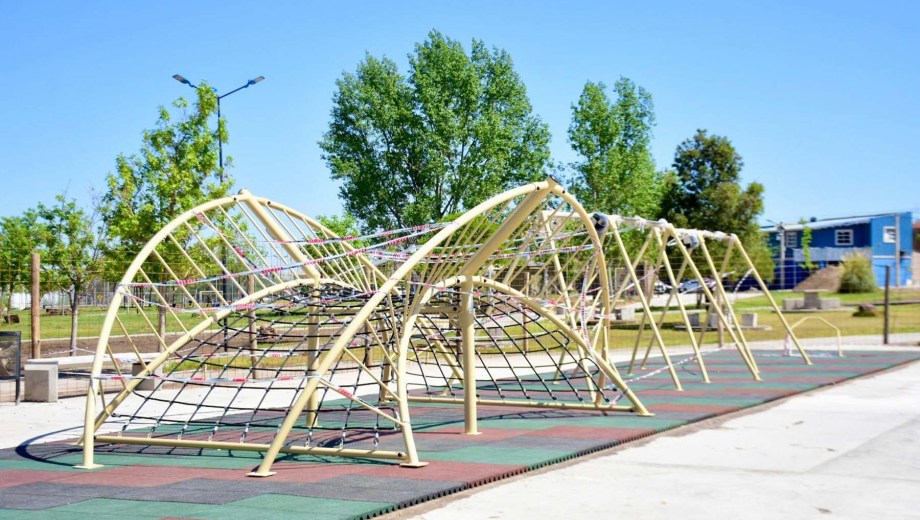 Las estructuras están listas para armar el Dino en la plaza de Boca, en el barrio Unión de Mayo (foto Matías Subat)